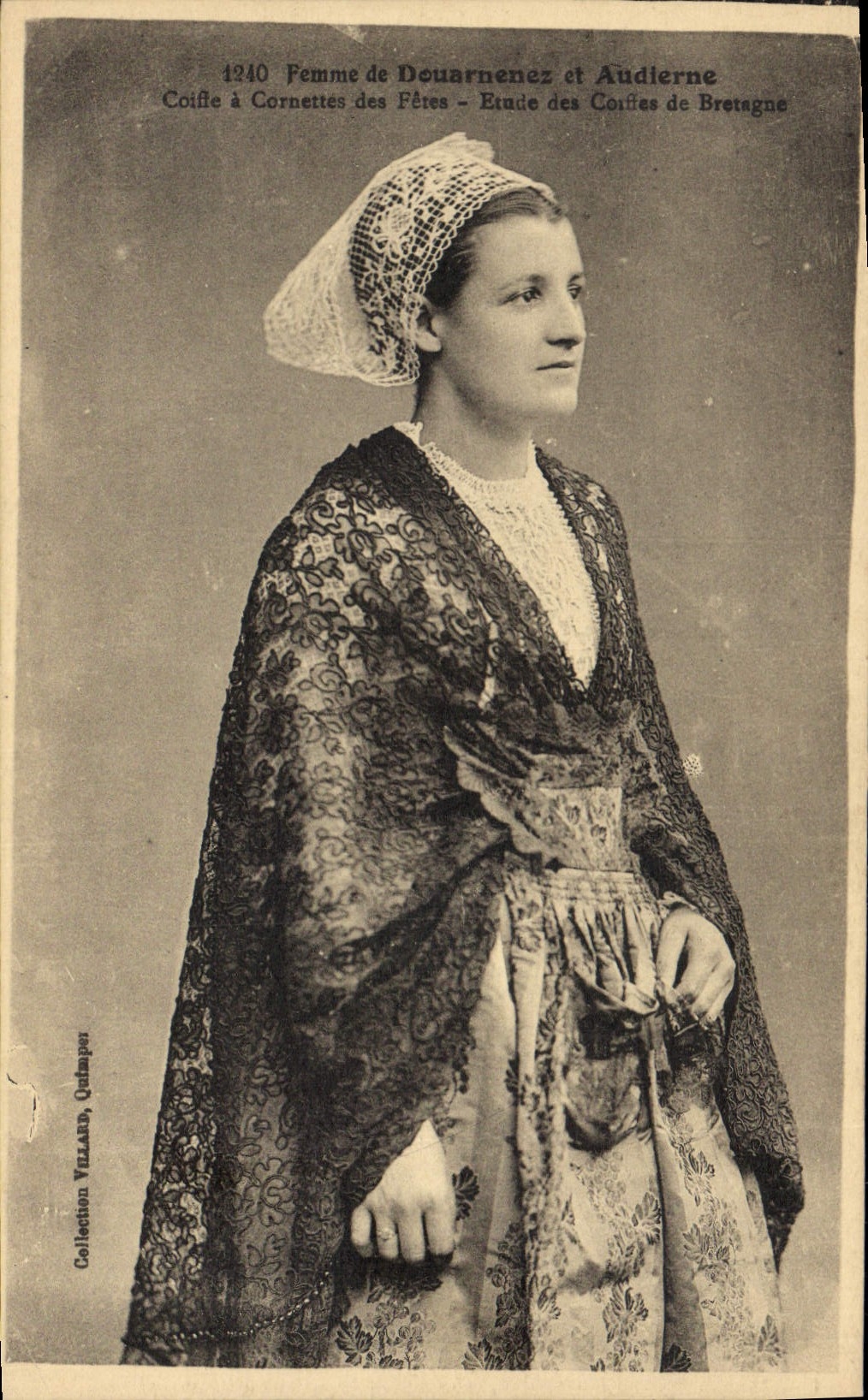 CPA Folklore Femme de Douarnenez et Audierne Coiffe a Cornettes des Fetes 