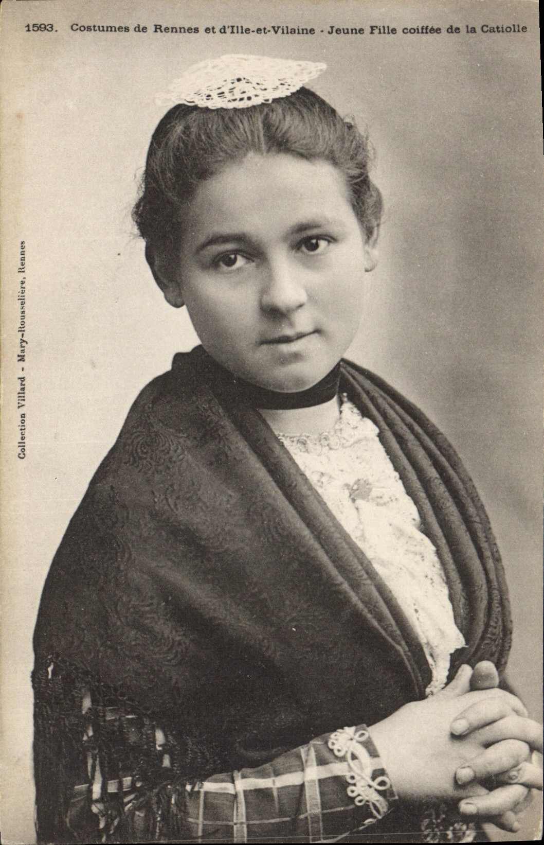 CPA Folklore Costumes de Rennes et d'Ille et Vilaine Jeune fille coiffee de la Catiolle