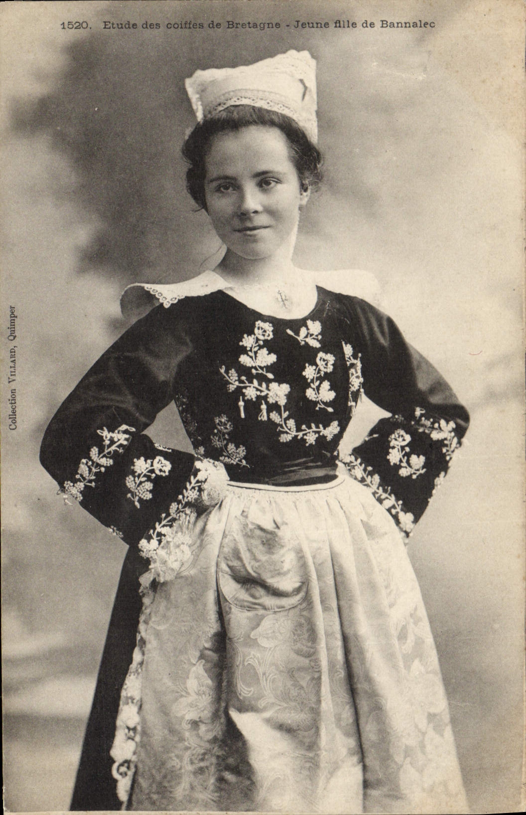 CPA Folklore Jeune fille de Bannalec 