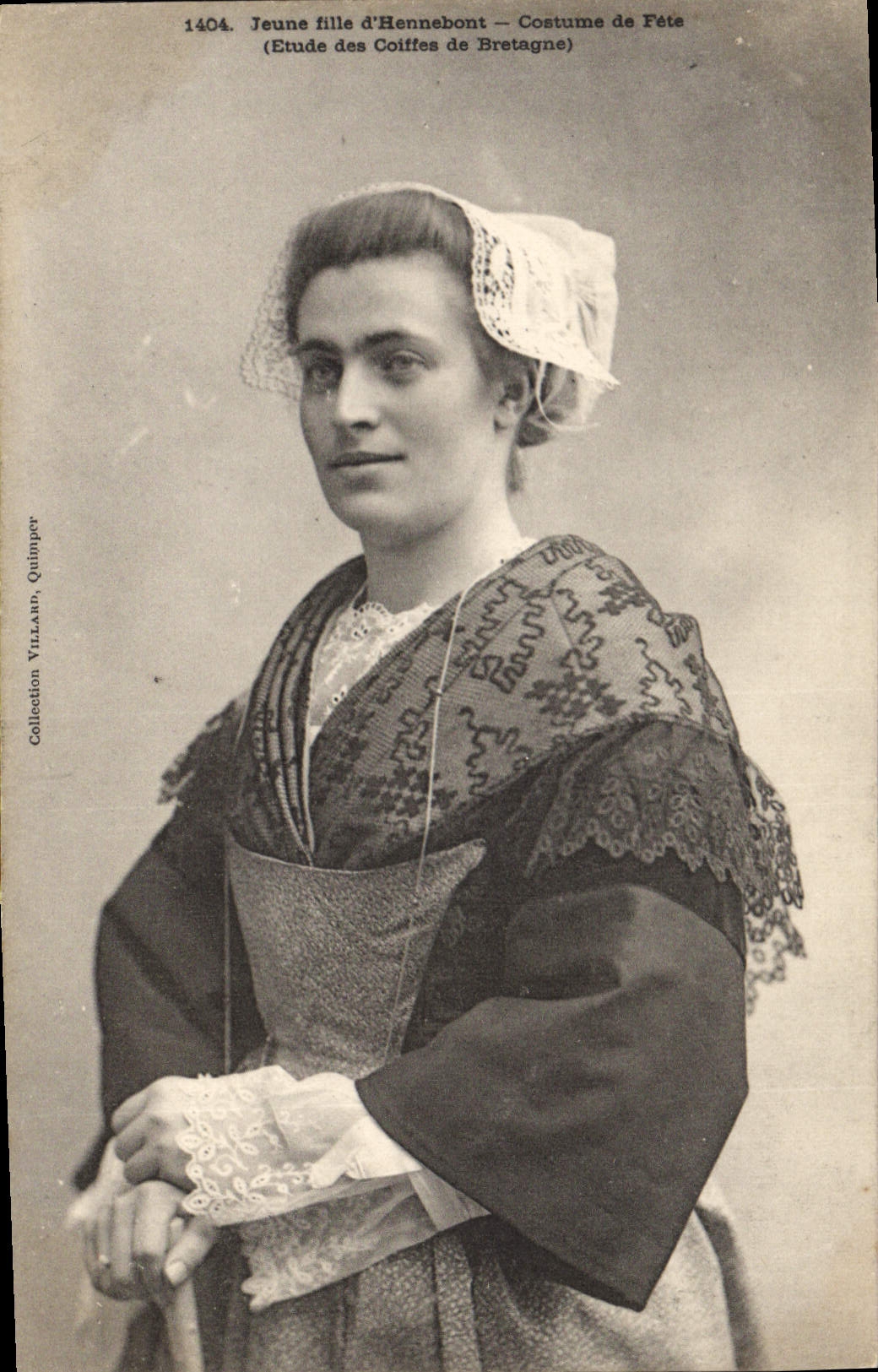 CPA Folklore Jeune fille d'Hennebont Costume de fete 