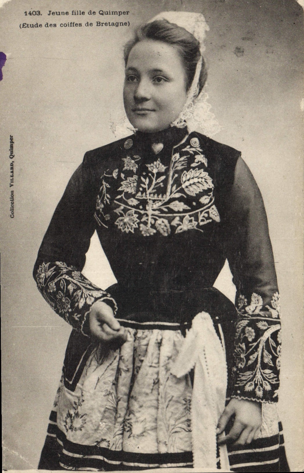 CPA Folklore Jeune fille de Quimper 