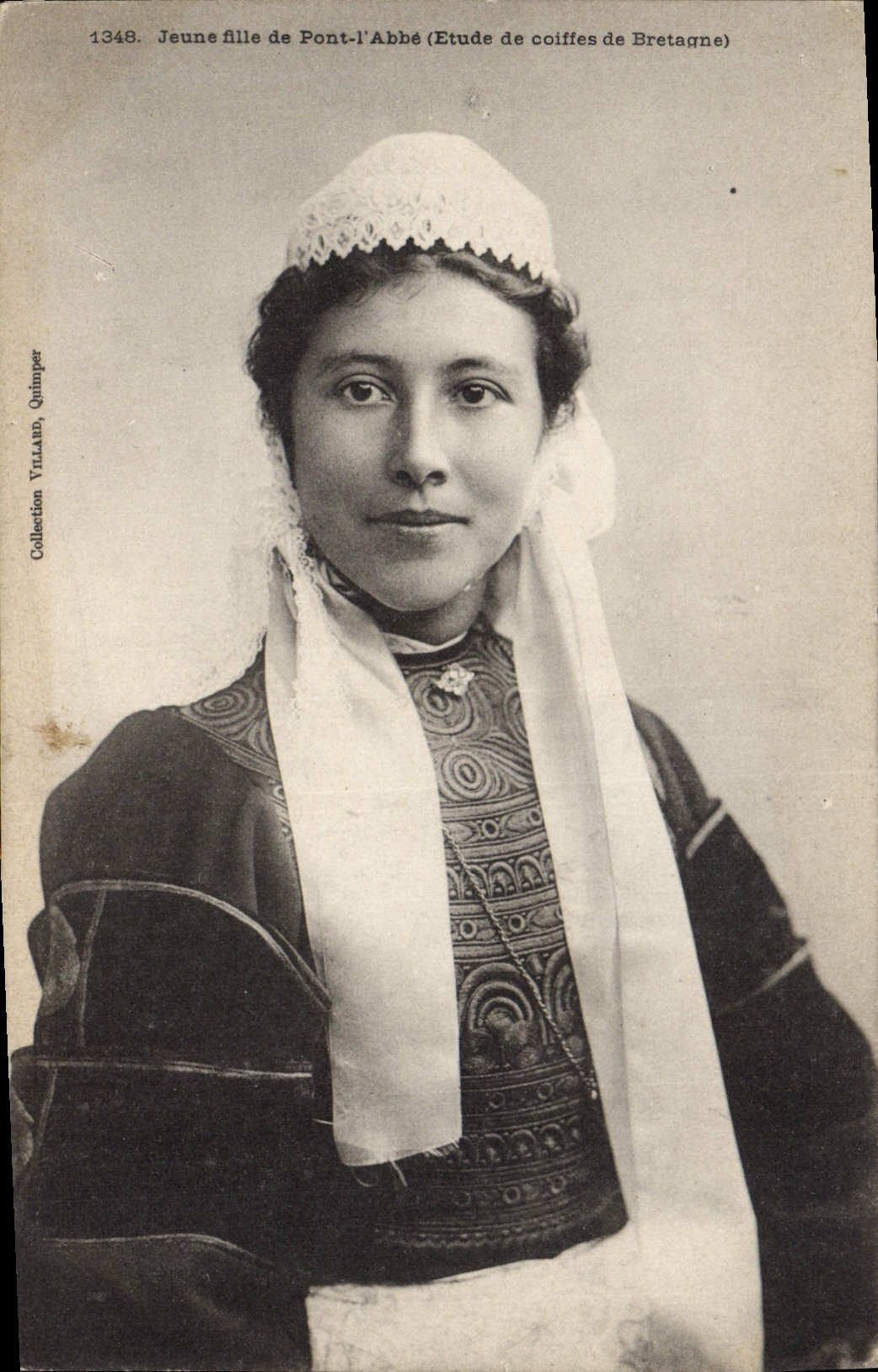 CPA Folklore Jeune fille de Pont L'Abbe 