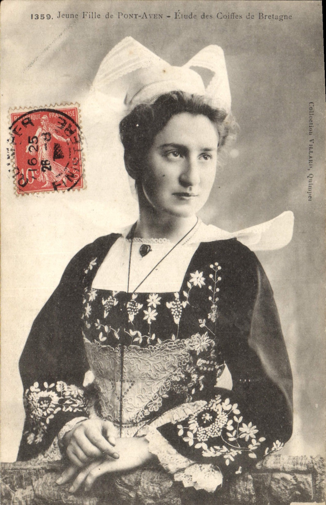 CPA Folklore Jeune fille de Pont Aven 