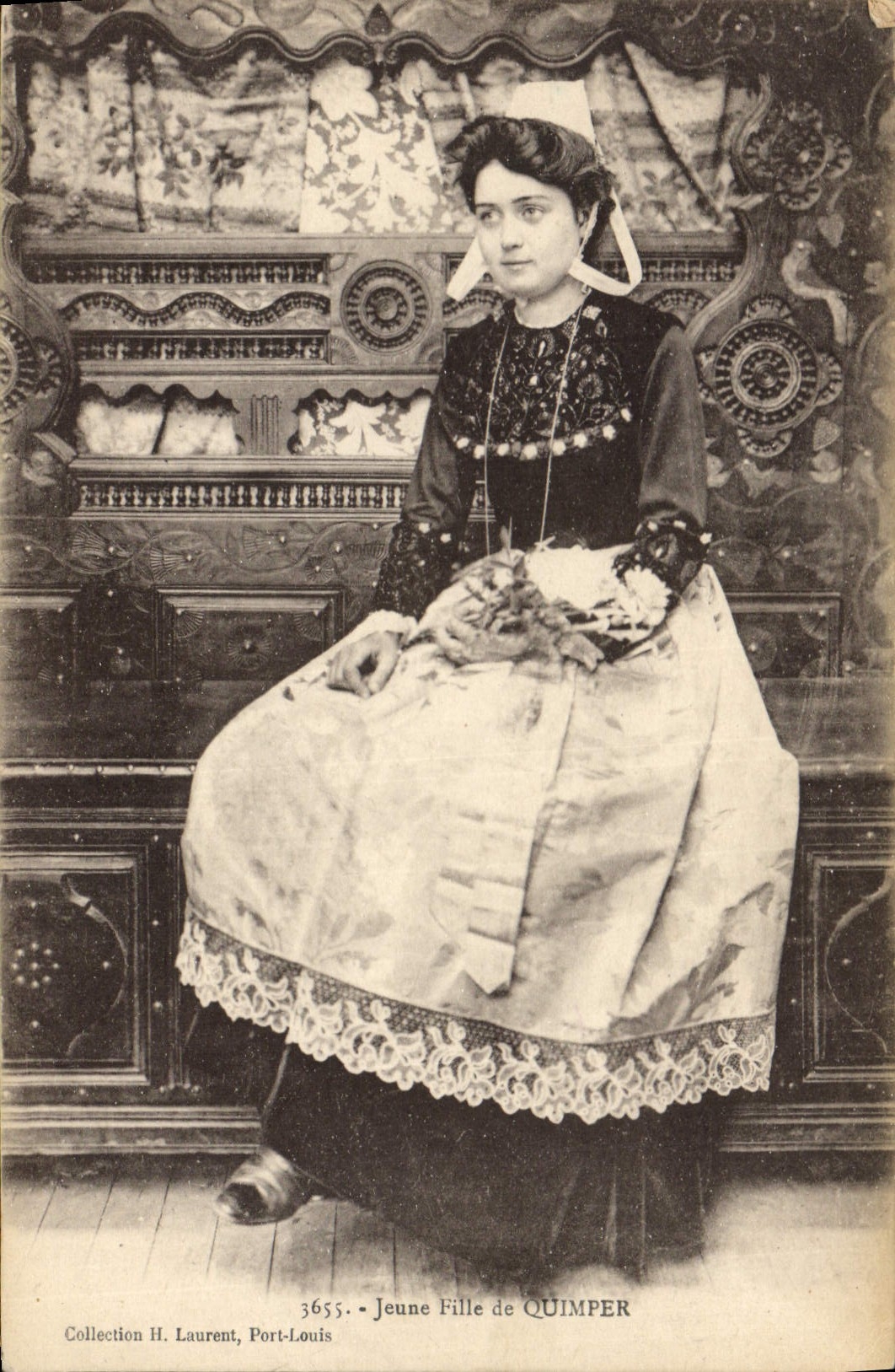 CPA Folklore Jeune fille de Quimper 