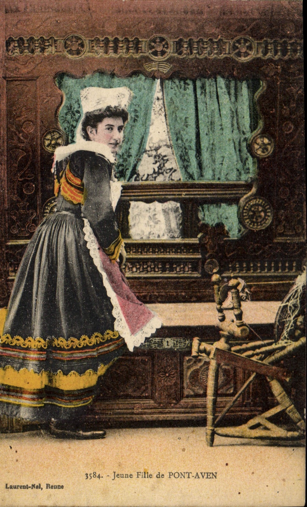 CPA Folklore Jeune fille de Pont Aven 