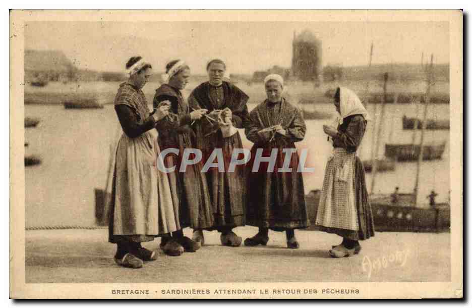 CPA Folklore Bretagne Sardinieres attendant le retour des pecheurs 