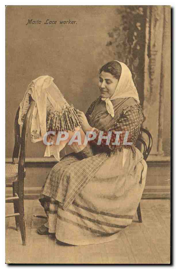 CPA Folklore Dentelle Dentelliere Malta lace worker Malte 