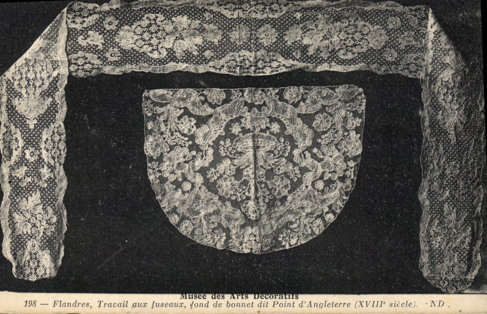 CPA Folklore Dentelle Dentelliere Musee des Arts Decoratifs Flandres Travail aux fuseaux fond de bonnet dit Point d'Angleterre 