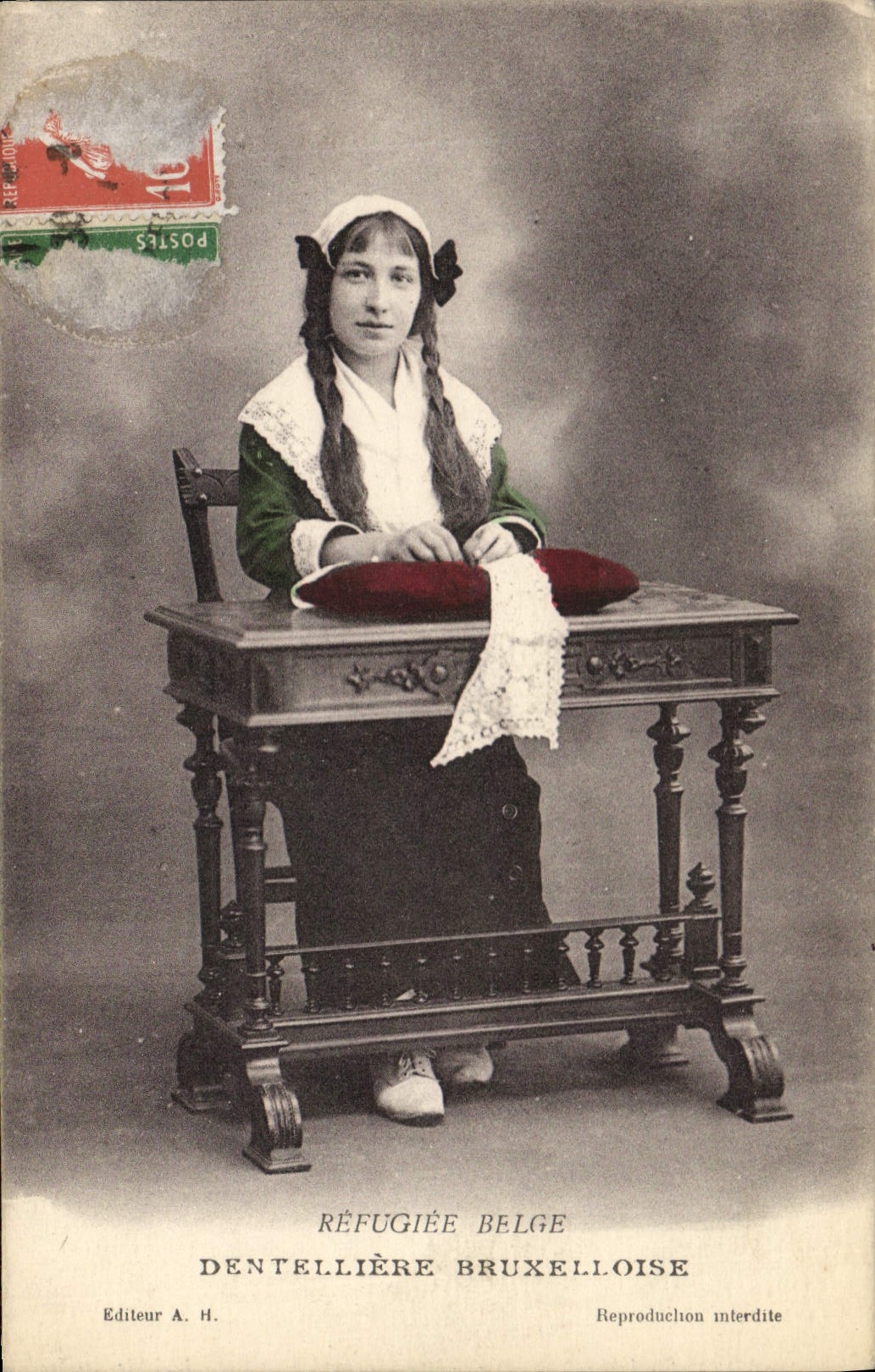 CPA Folklore Dentelle Dentelliere Bruxelloise Refugiee Belge 