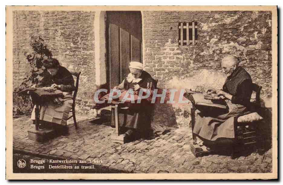 CPA Folklore Dentelle Dentelliere Bruges Dentellieres au travail 