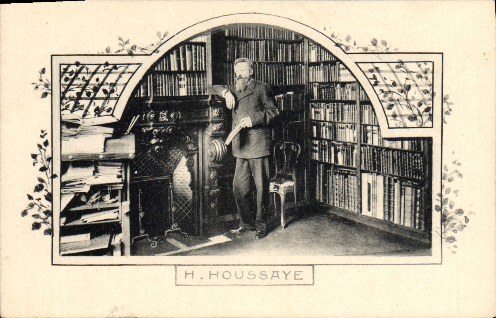 H. Houssaye — bibliothécaire dans sa bibliothèque — H. Houssaye