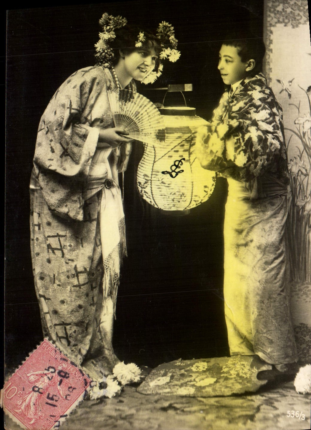 Junge Frau und Junge im Kimono — Theater-Szene — Verlag '536/3'