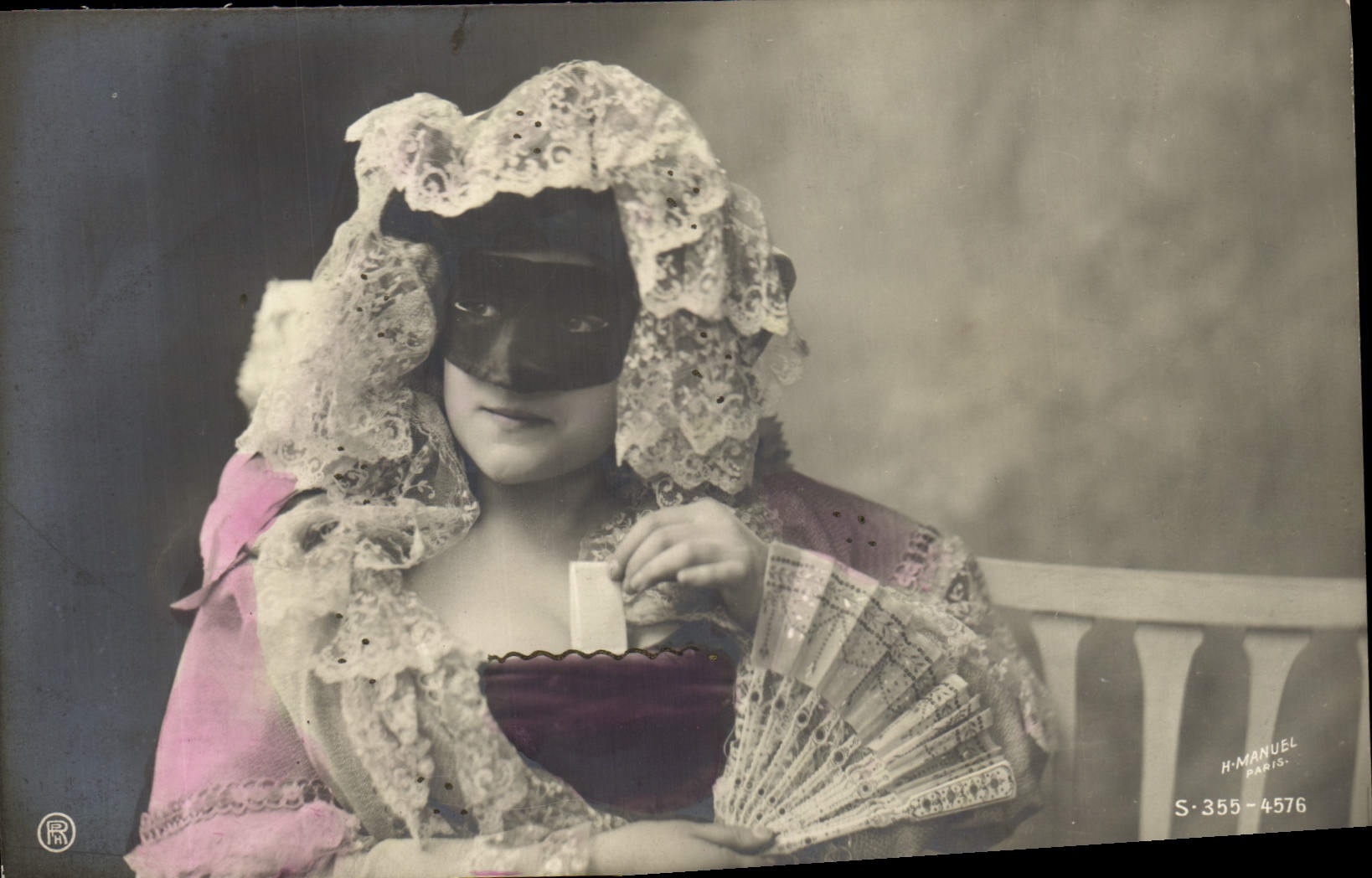 Mujer con máscara y velo de encaje — H. Manuel, París — Serie S-355-4576