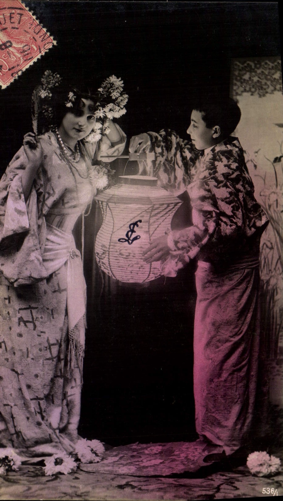 Jeune femme et garçon en costume japonais — scène de lanternes — éditeur CPAPHIL, n° 536/1