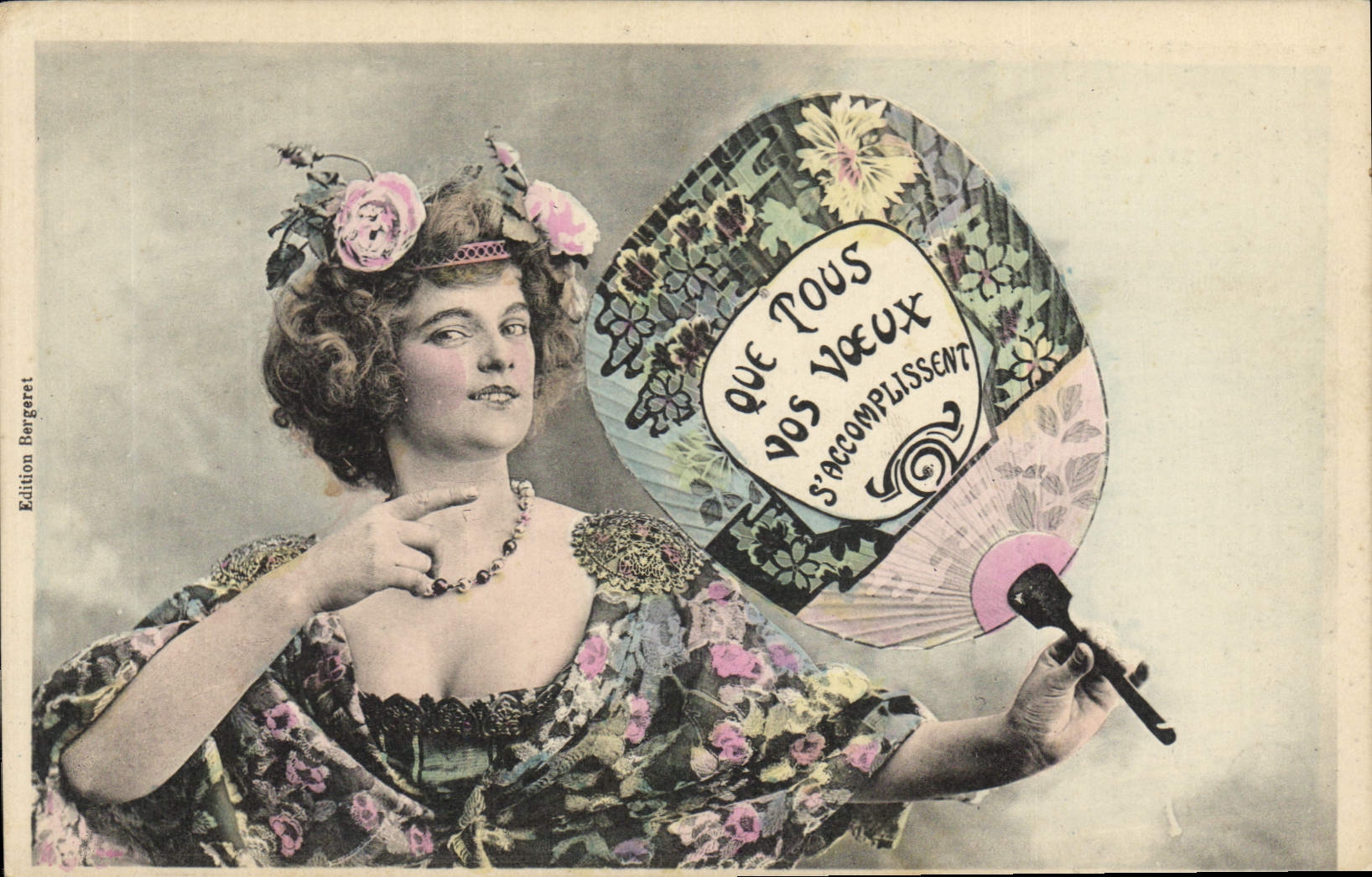 Femme en robe fleurie tenant un éventail — Édition Bergeret