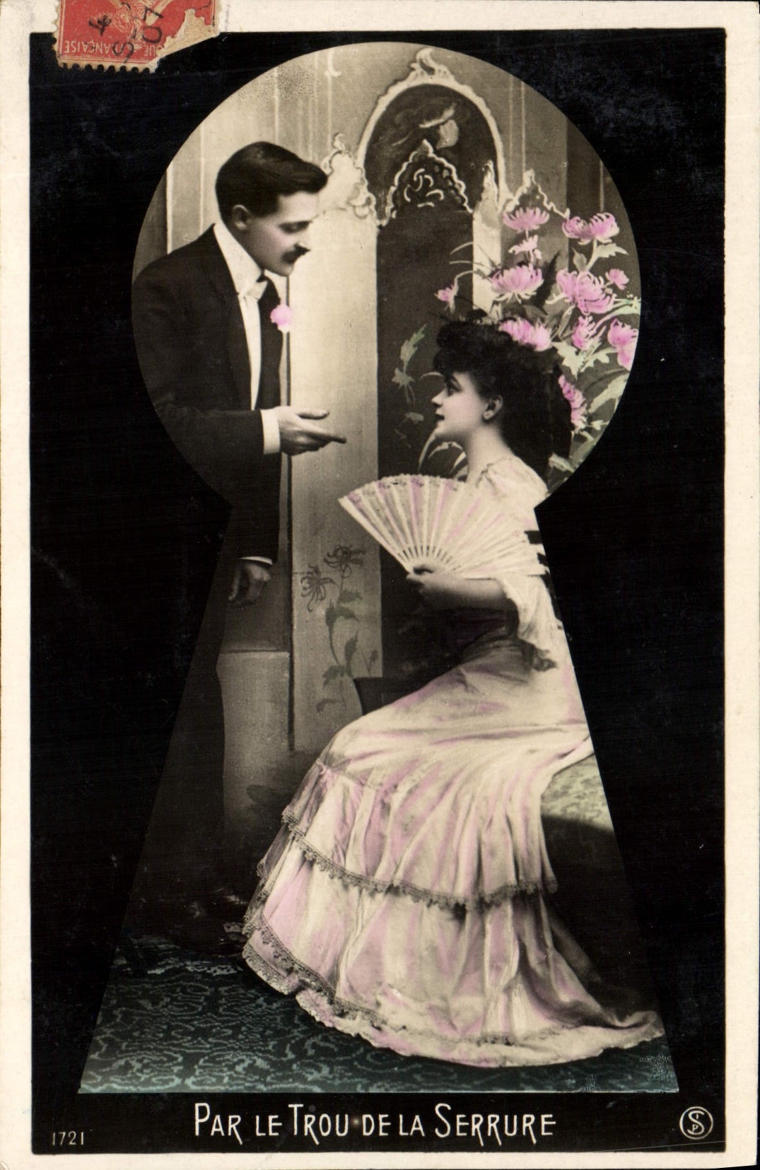 CPA Fantaisie Femme Eventail Par le trou de la serrure