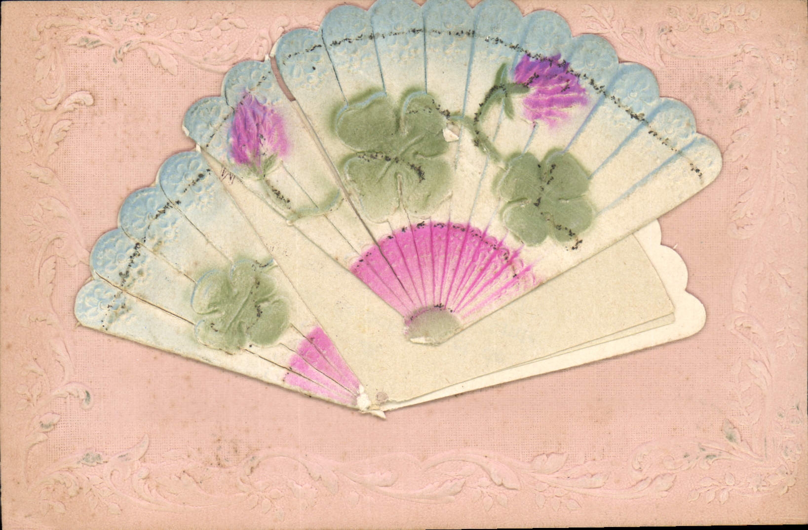 Fan décoratif avec fleurs et trèfles — éditeur non visible — n° de série non visible