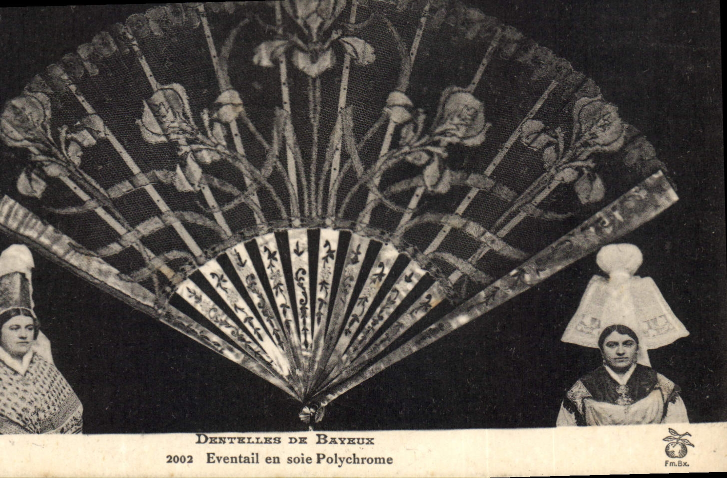 Dentelles de Bayeux — Eventail en soie polychrome — Fm.Bx