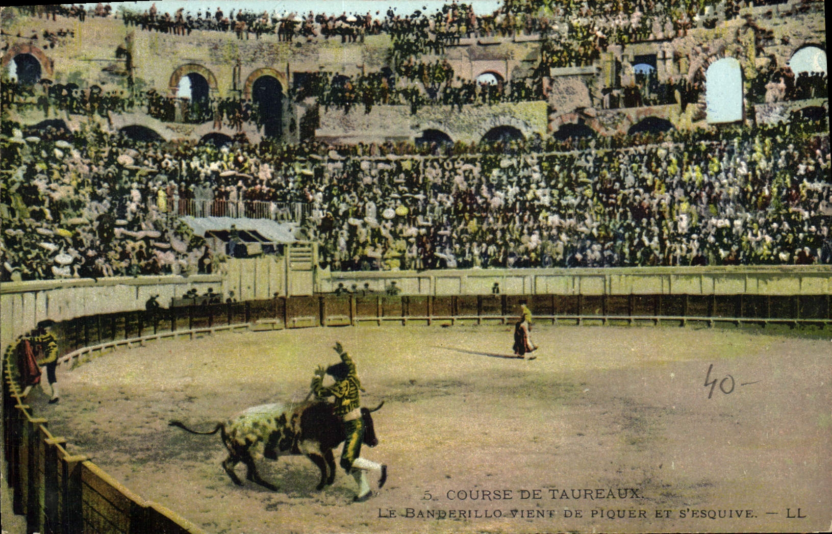 CPA Corrida Course de taureaux Le banderillo vient de piquer et s'esquive