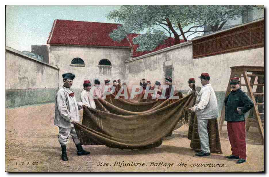 CPA Militaria LVC Infanterie Battage des couvertures
