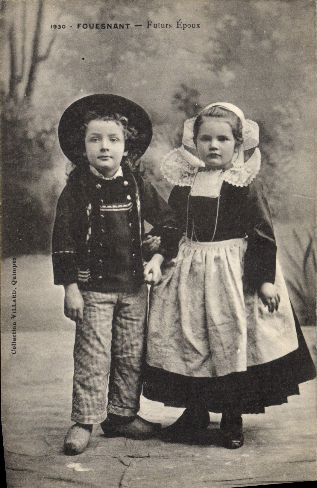 CPA Folklore Fouesnant Futurs epoux Enfants