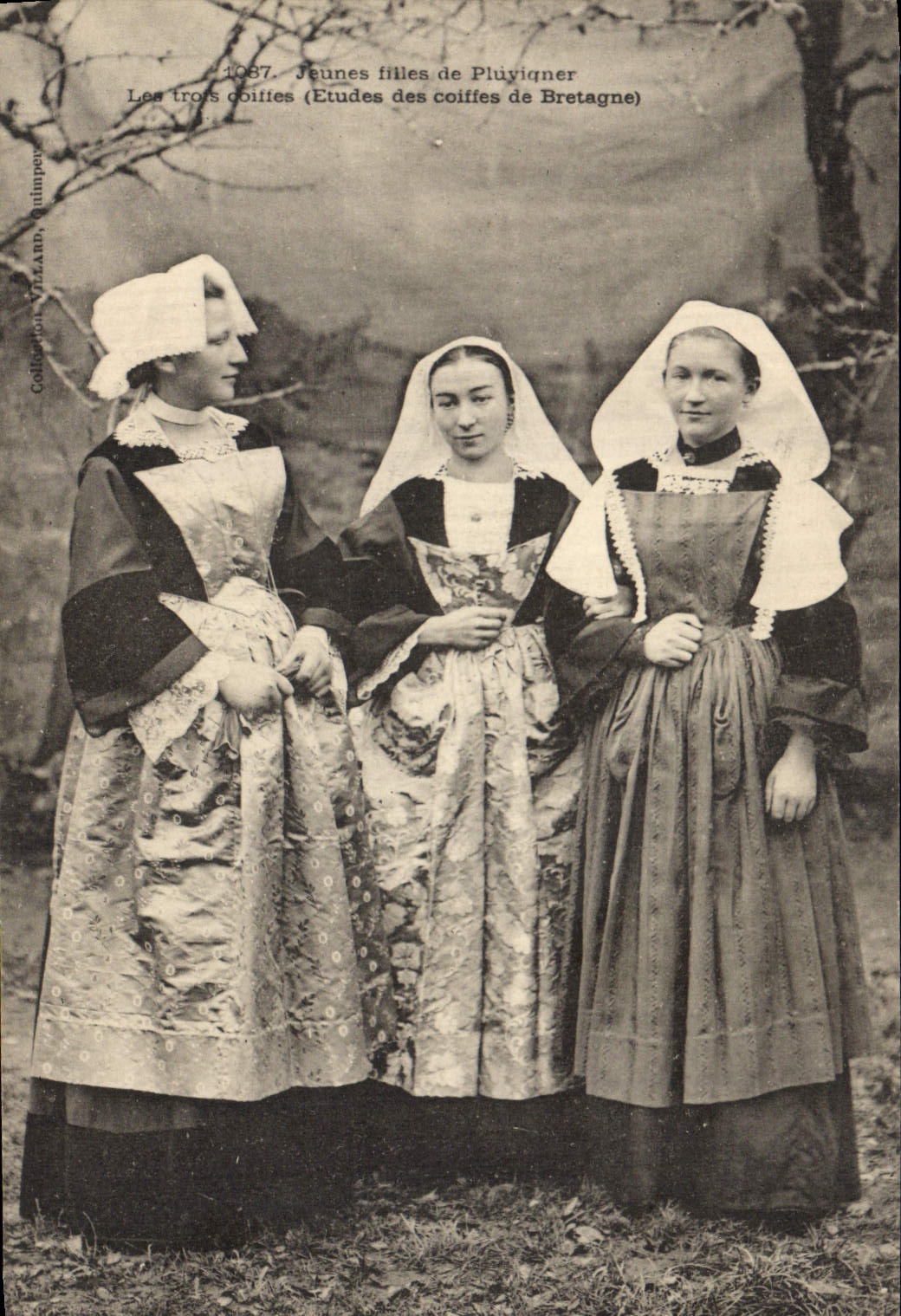CPA Folklore Jeunes filles de Pluyigner Les trois coiffes