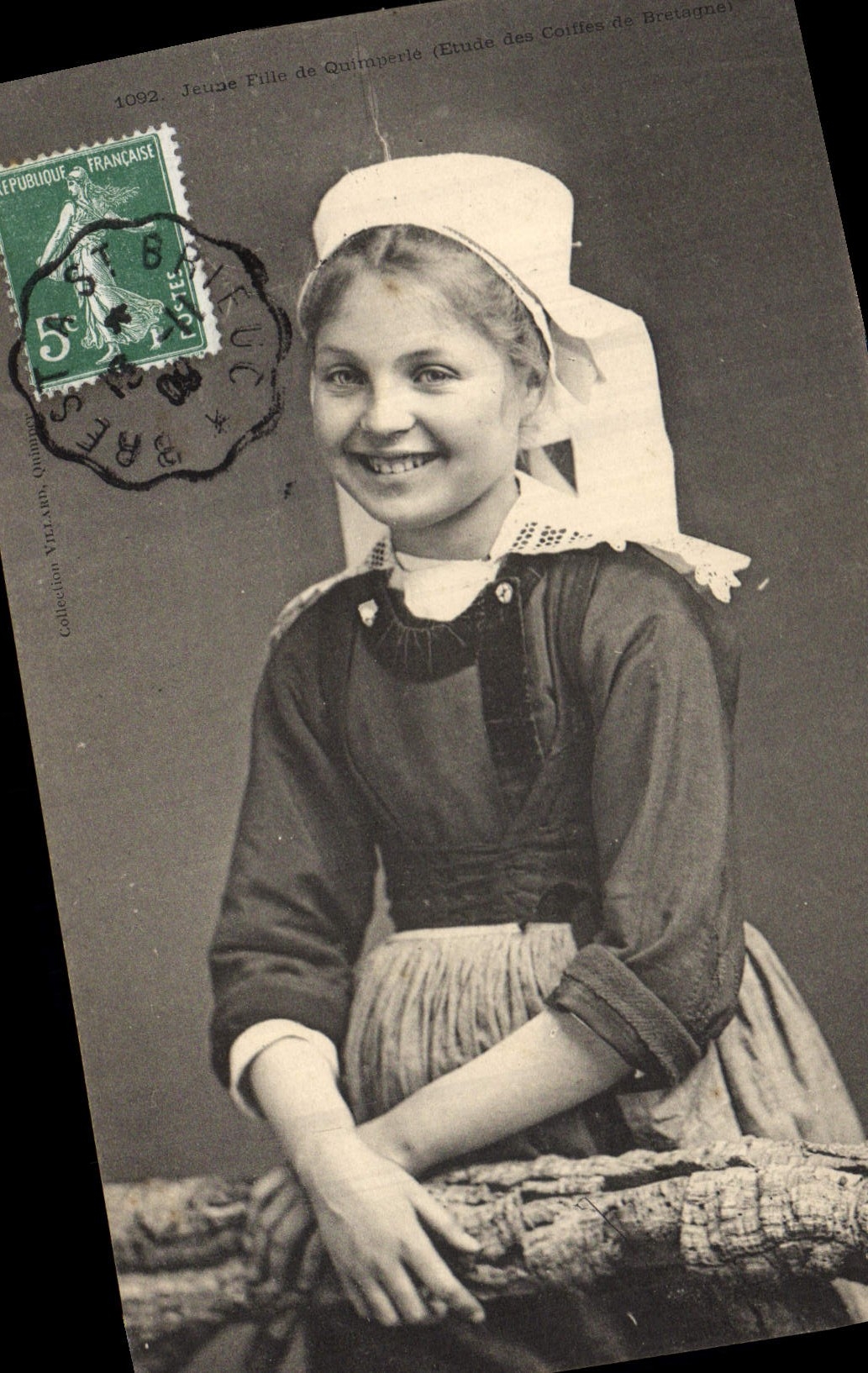 CPA Folklore Jeune fille de Quimperle