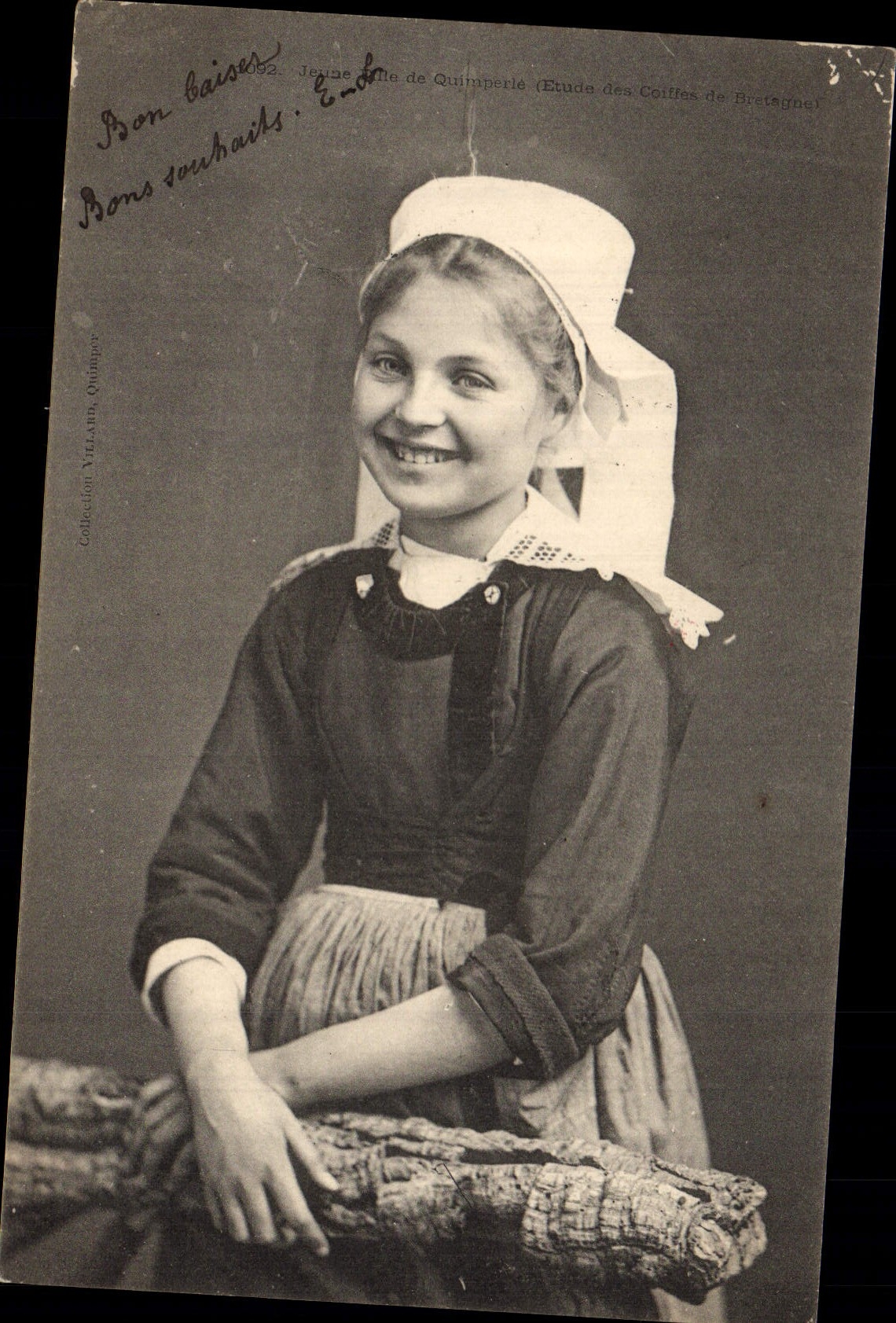 CPA Folklore Jeune fille de Quimperle