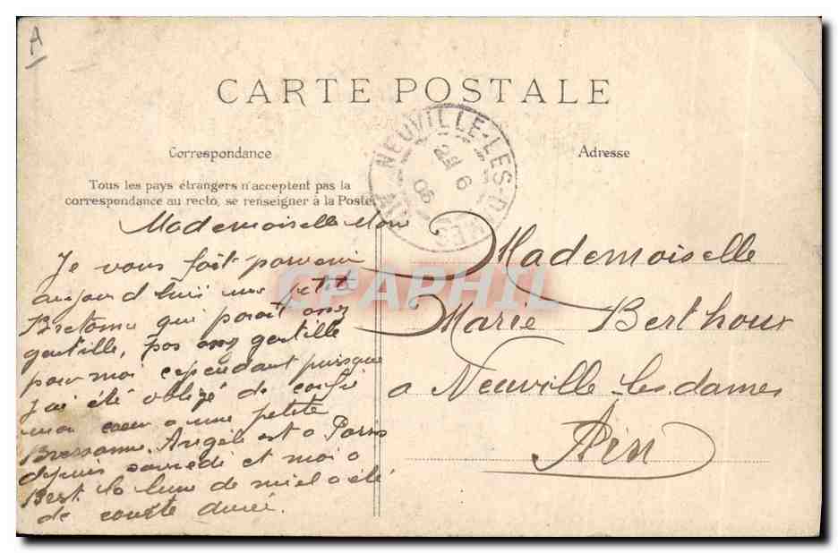 CPA Folklore Pont L'Abbe Une elegante — Verso