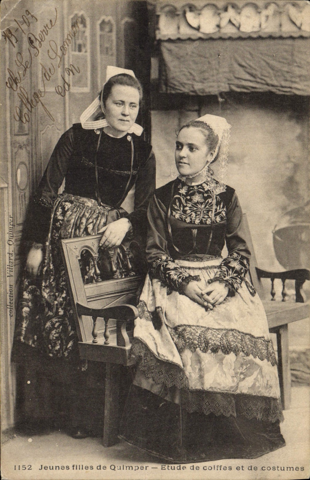 CPA Folklore Jeunes filles de Quimper