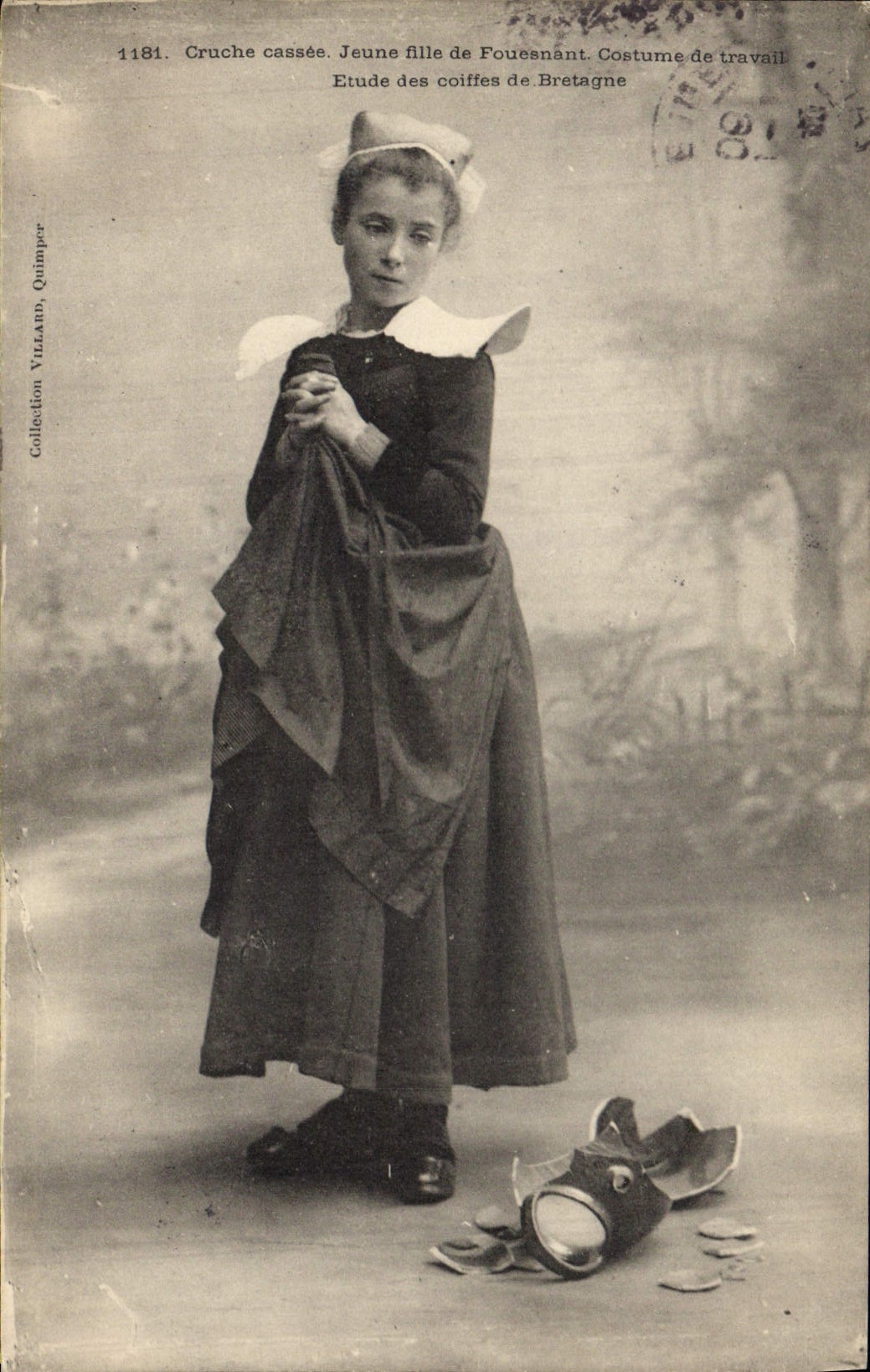 CPA Folklore Cruche cassee Jeune fille de Fouesnant Costume de travail