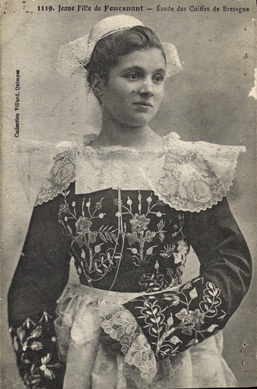 CPA Folklore Jeune fille de Fouesnant 