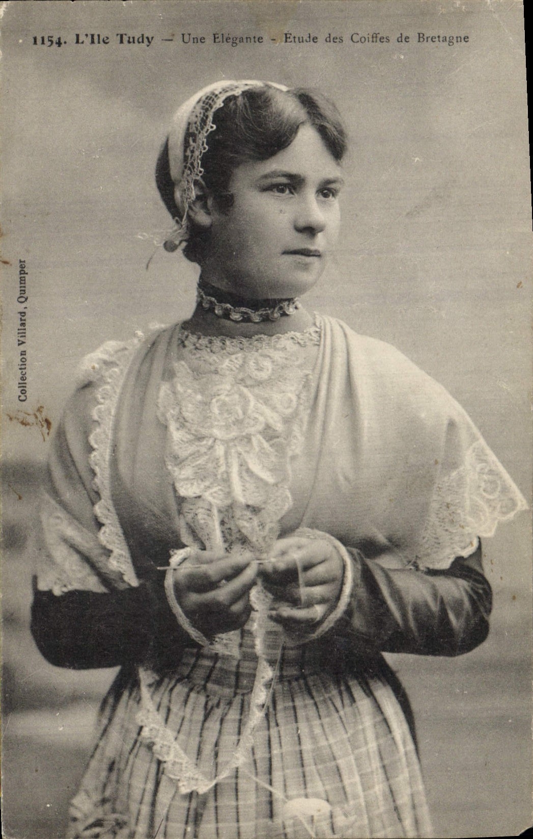 CPA Folklore L'Ile Tudy Une elegante