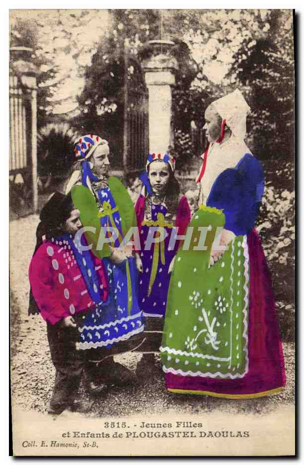CPA Folklore Jeunes filles et enfants de Plougastel Daoulas 