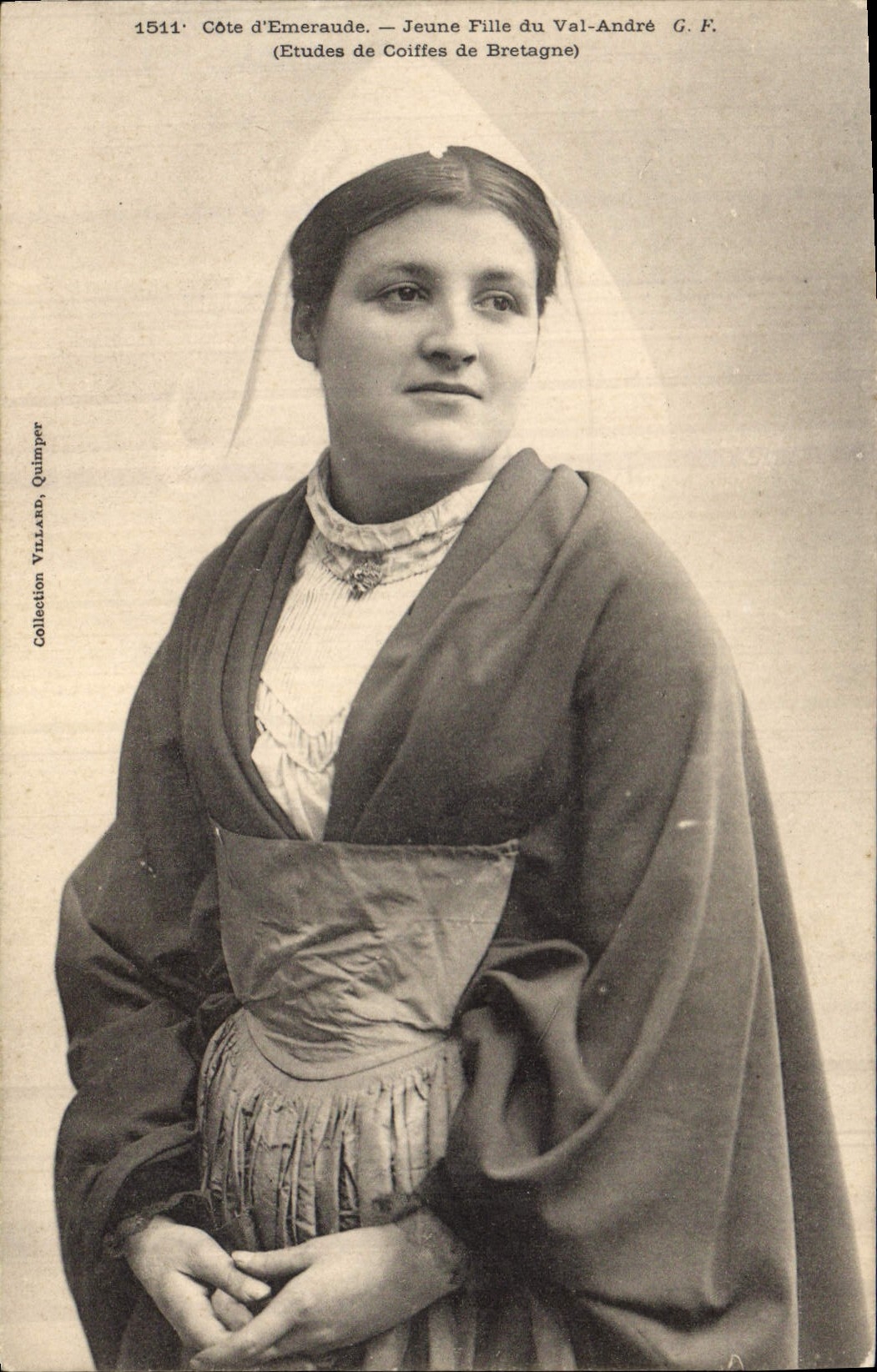 CPA Folklore Jeune fille de Val Andre 