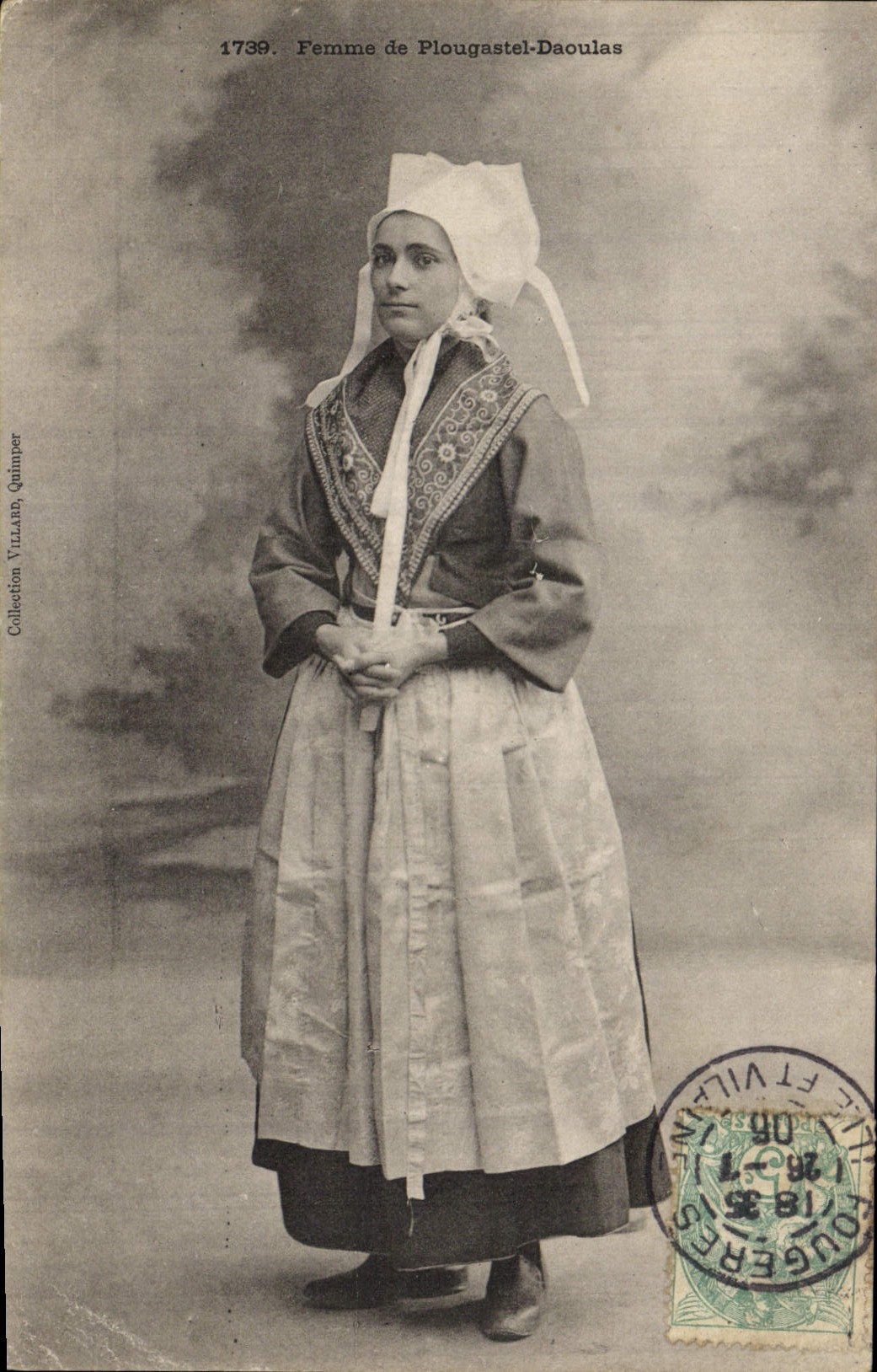 CPA Folklore Femme de Plougastel Daoulas