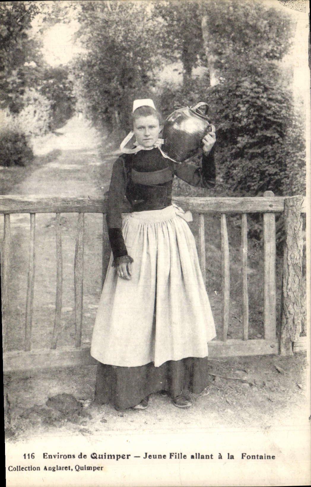 CPA Folklore Environs de Quimper Jeune fille allant a la fontaine