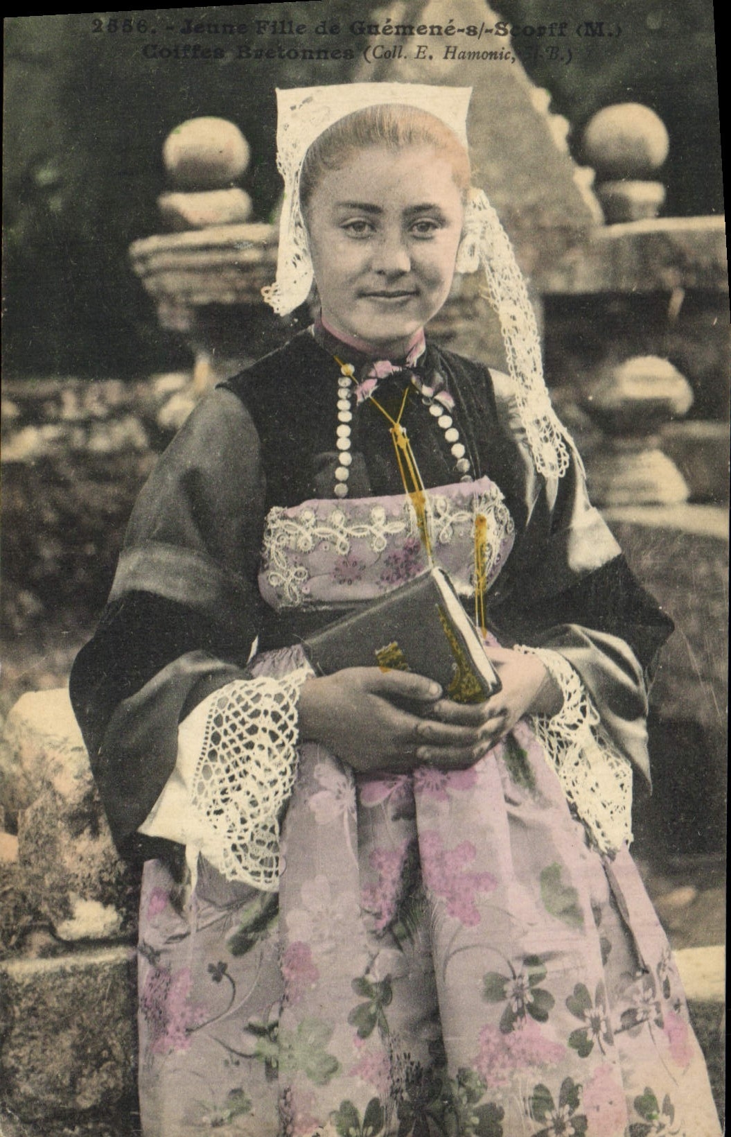 CPA Folklore Jeune fille de Guemene sur Scorff