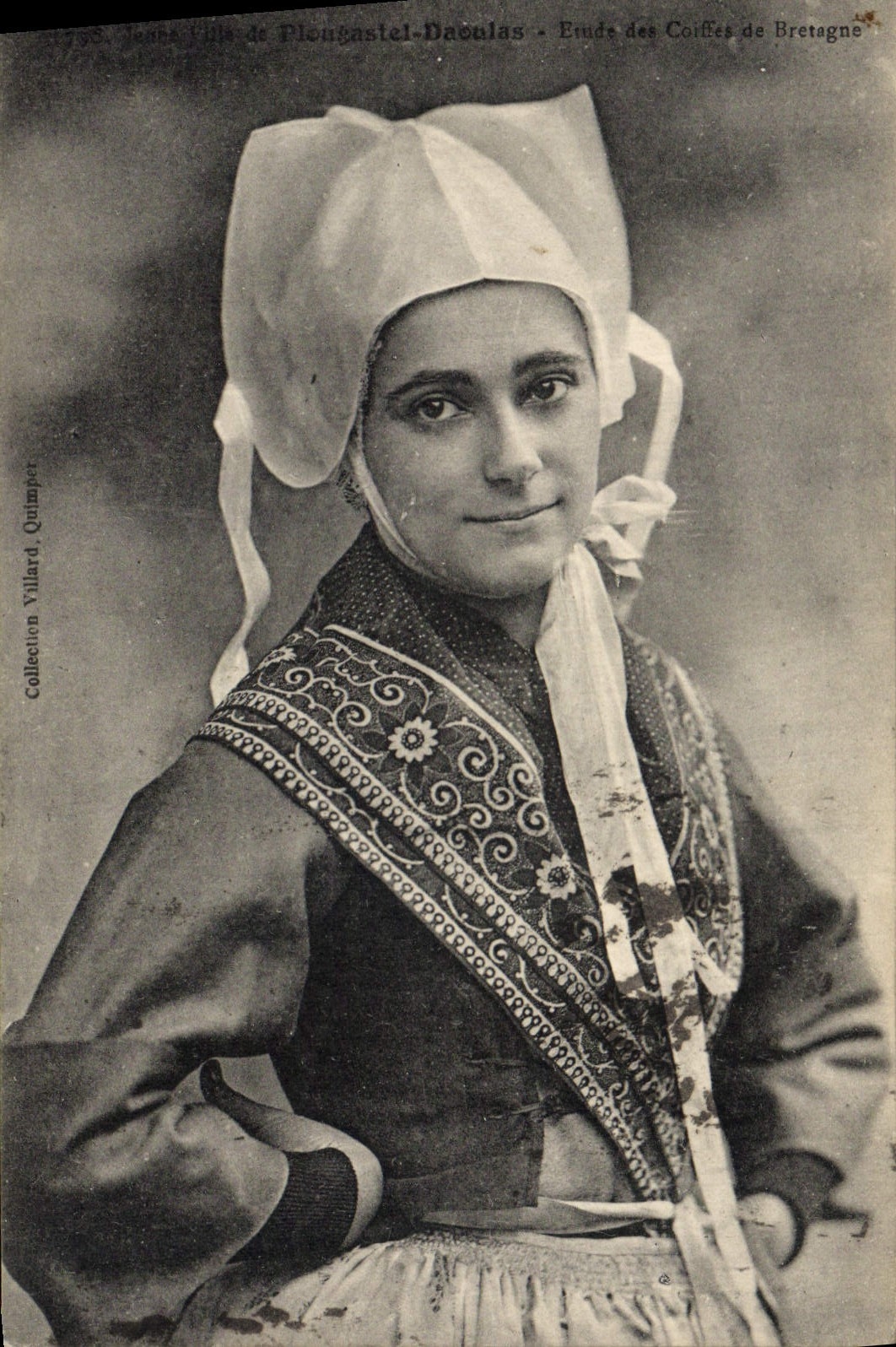 CPA Folklore Jeune fille de Plougastel Daoulas 