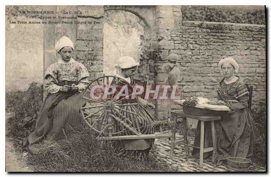 CPA Folklore Dentelle Dentelliere Normandie Les trois amies au rouet Petits doigts de fee