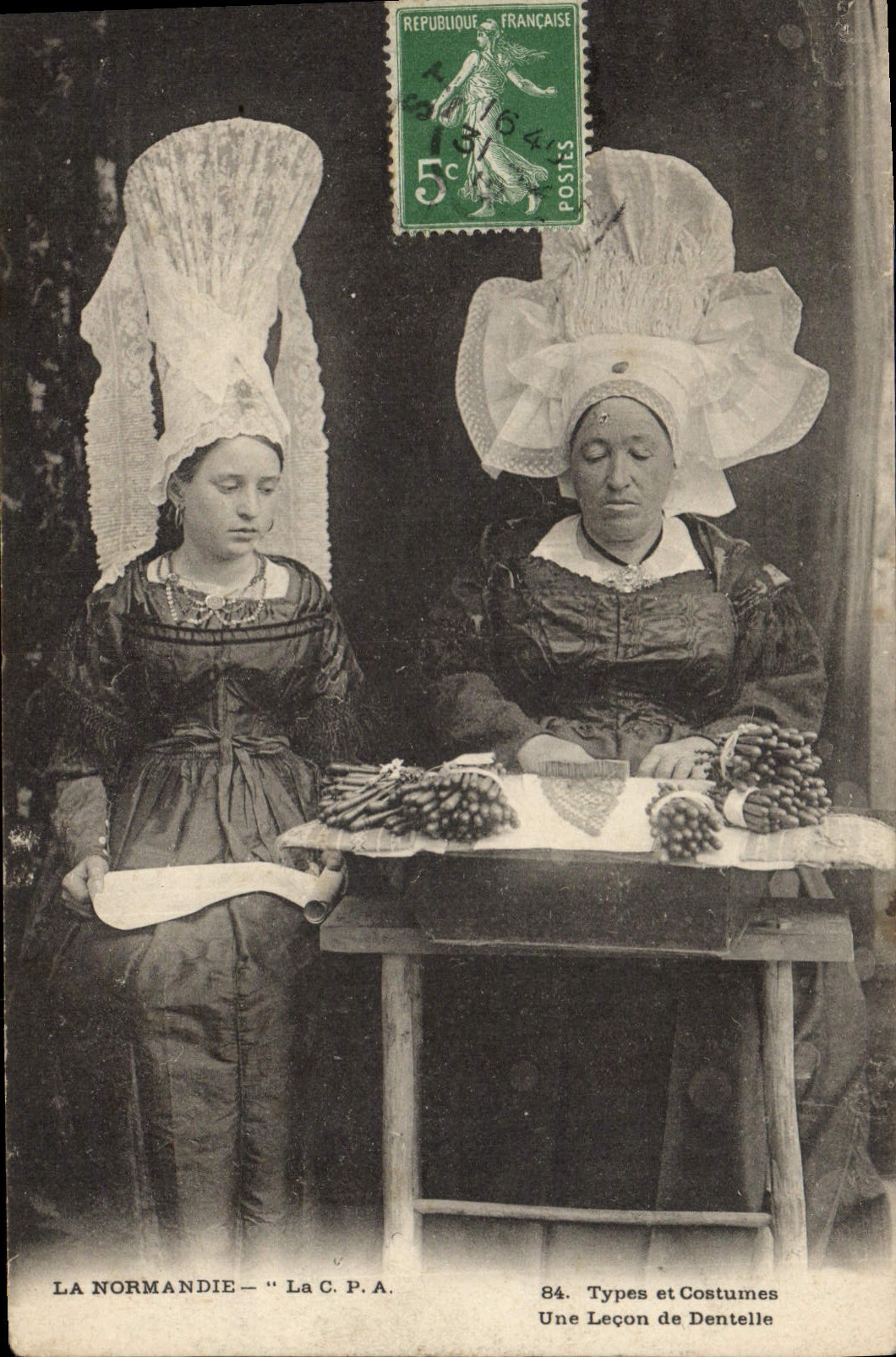 CPA Folklore Dentelle Dentelliere Normandie Une lecon de dentelle