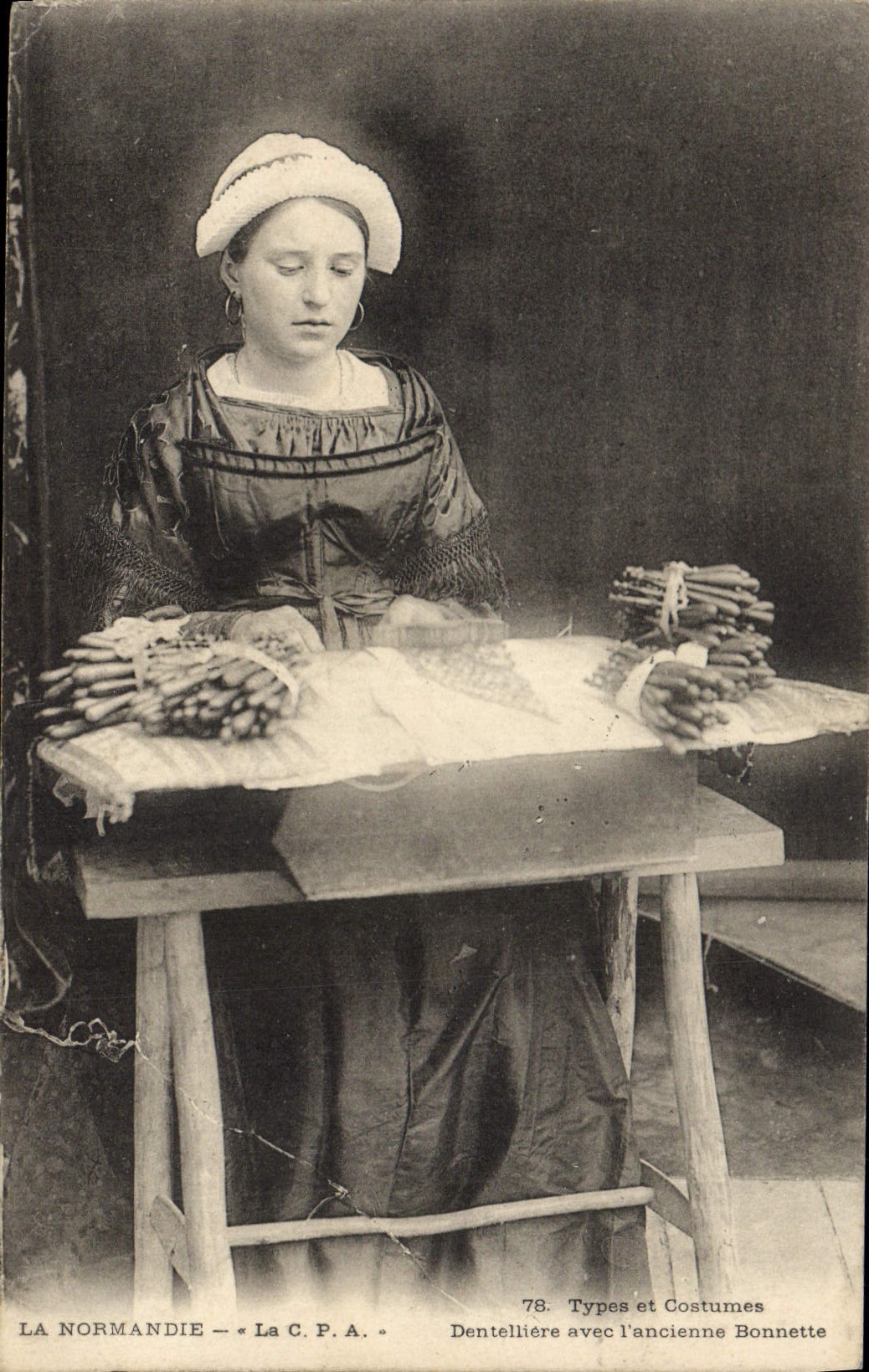 CPA Folklore Dentelle Dentelliere avec l'ancienne bonnette Normandie