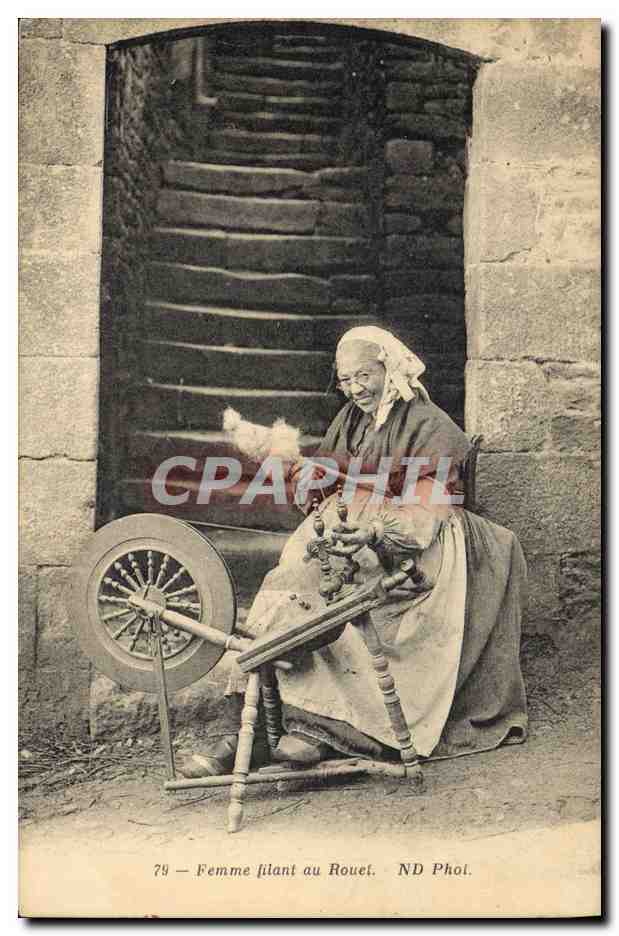 CPA Folklore Dentelle Dentelliere Femme filant au rouet