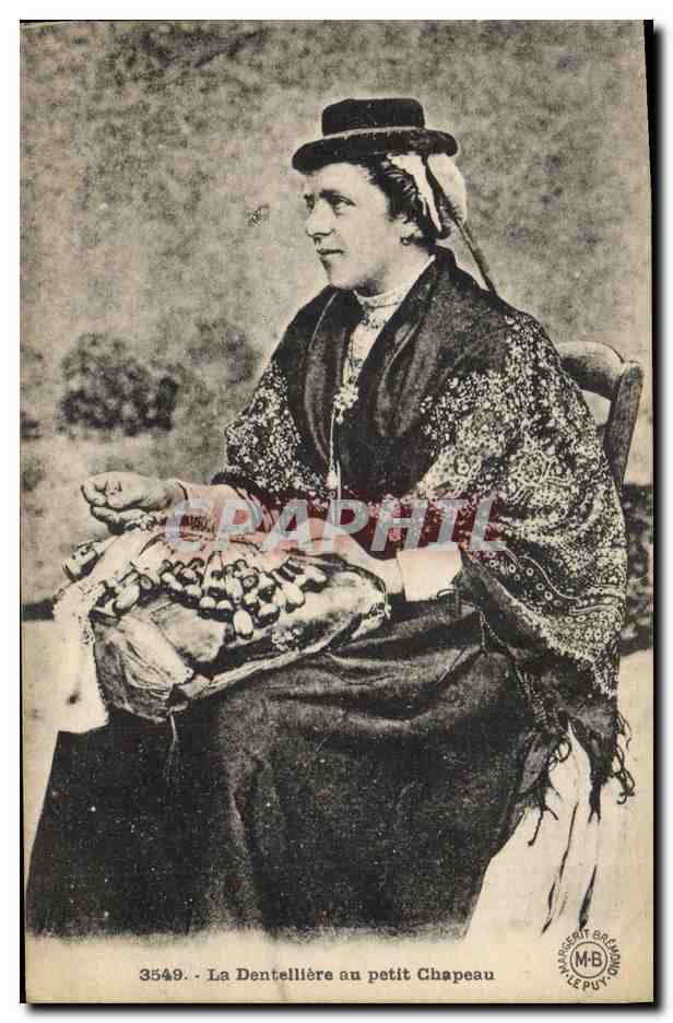 CPA Folklore Dentelle Dentelliere au petit chapeau
