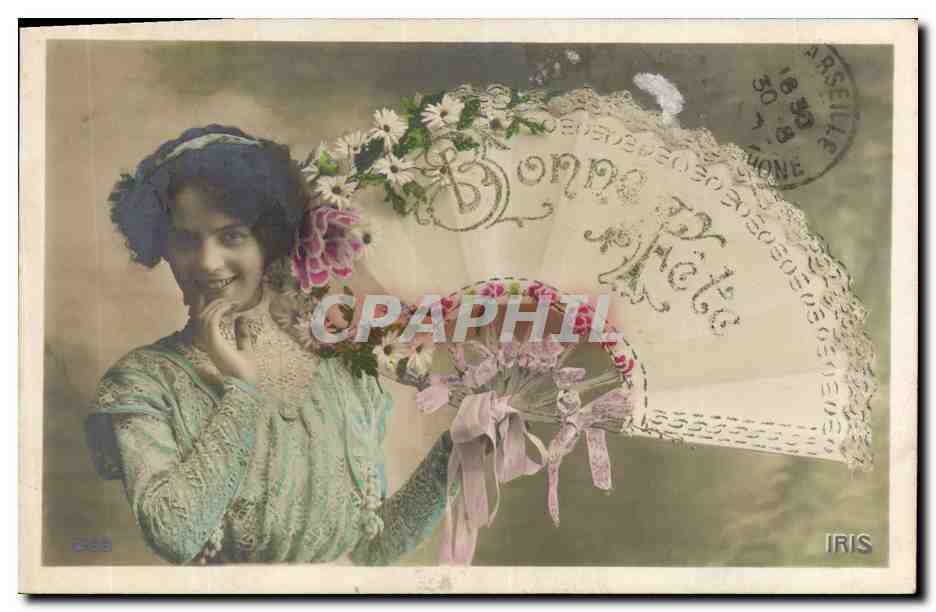 Jeune femme souriante — avec éventail décoré de fleurs — éditeur IRIS, n° 3538