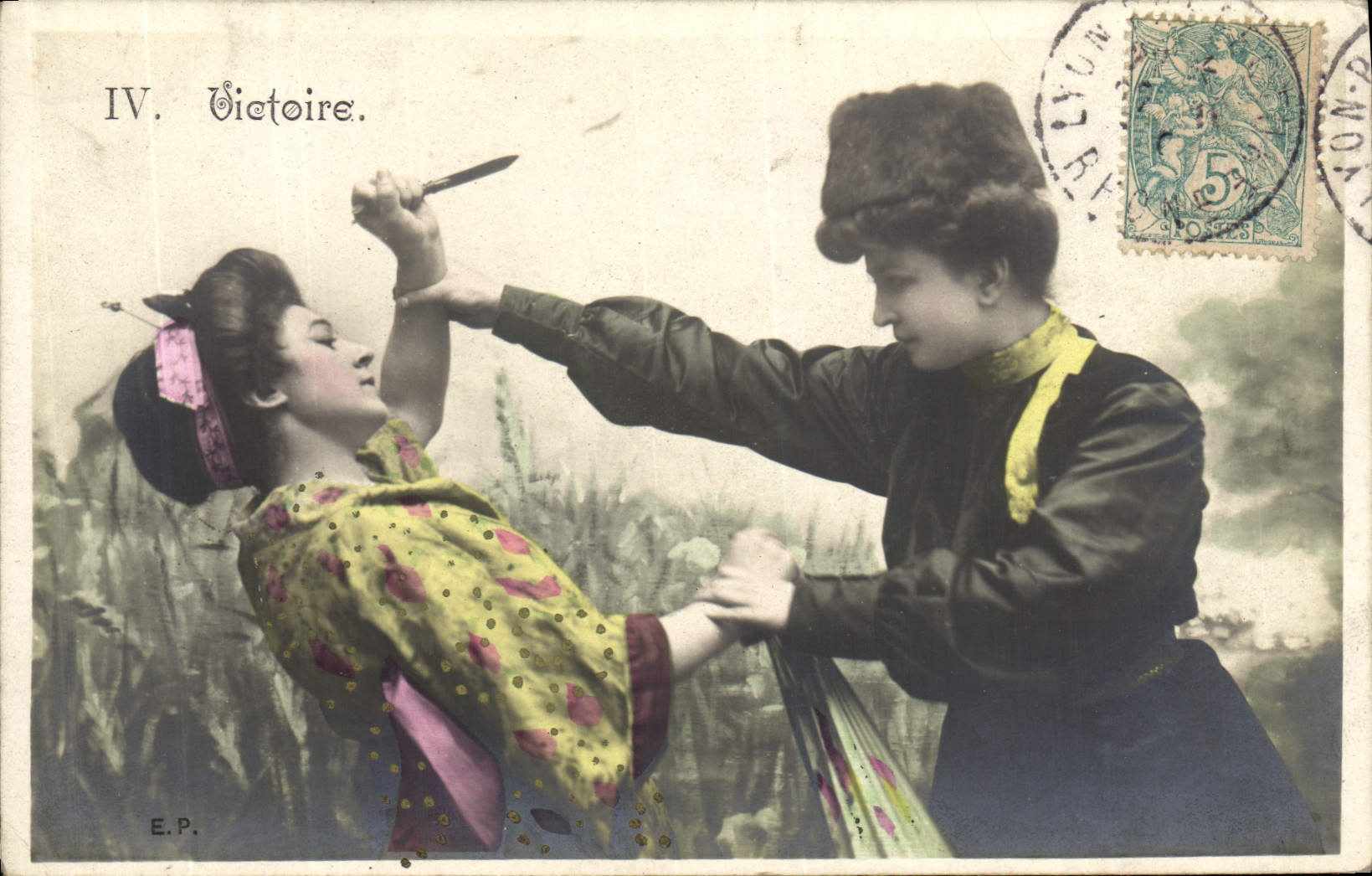 Femme en train de se faire piquer — scène de théâtre — E.P. — IV. Victoire.