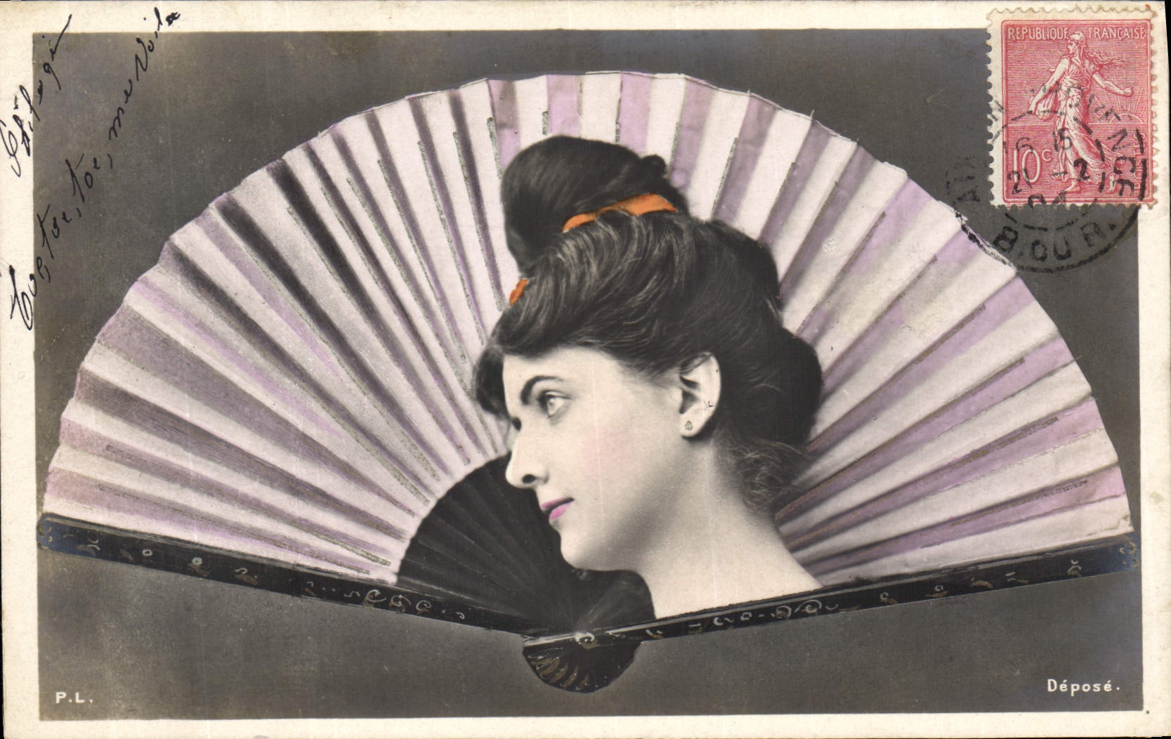 Jeune femme au parapluie — P.L. — Déposé — timbre 10c République Française