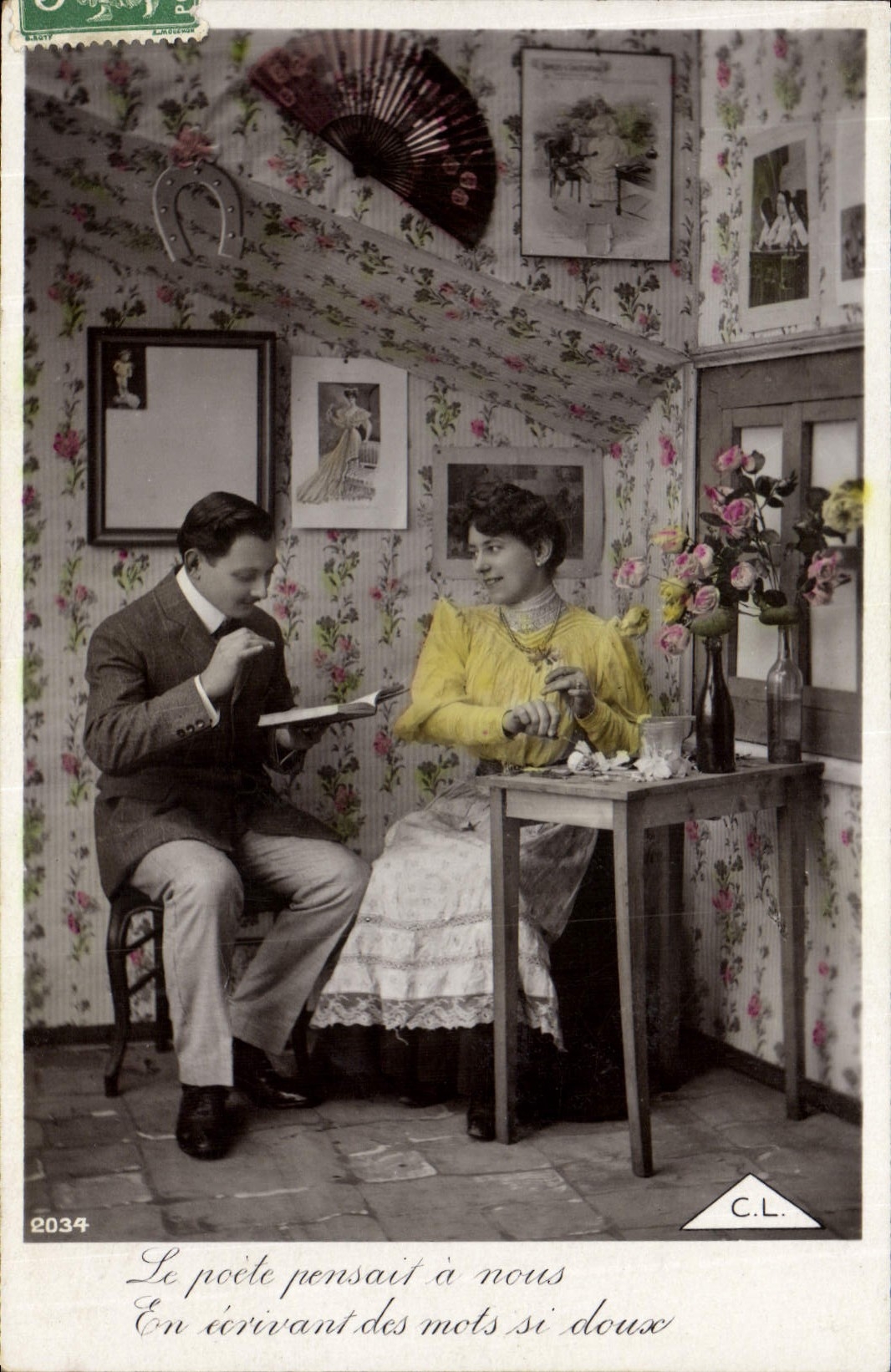 Un poète et une femme dans une pièce fleurie — scène de salon avec texte imprimé et signature C.L. — série 2034