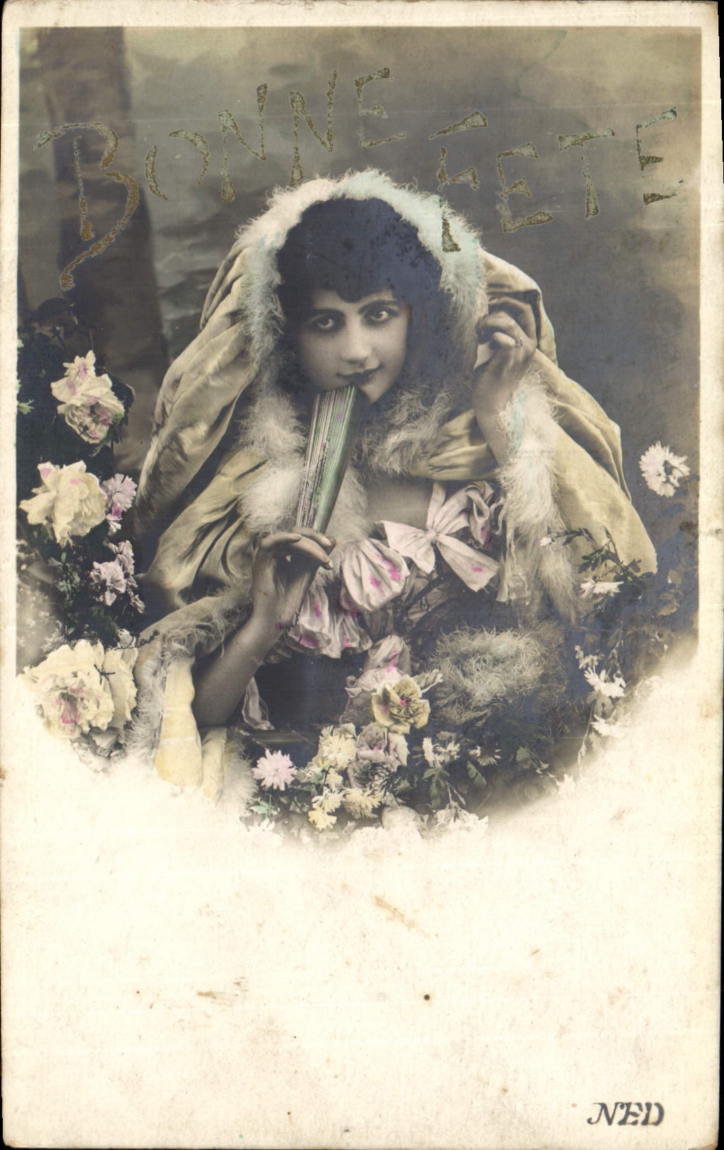 Frau in Pelzjacke — 'BONNE FÊTE' — NED