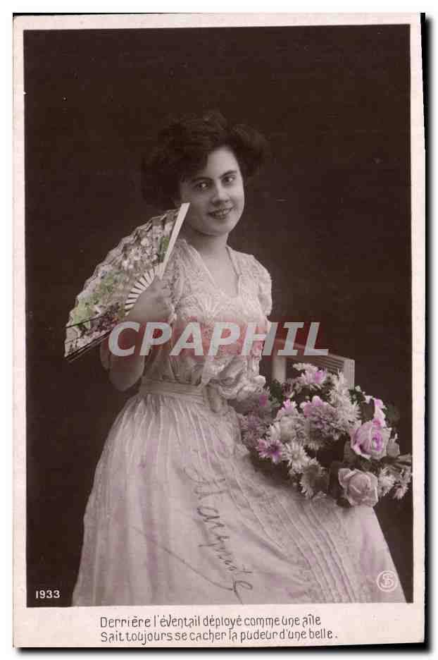 Femme en robe de style 1933 — avec éventail et bouquet — éditeur S. (logo S) — n° de série 1933